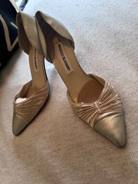 Manolo Blahnik Gold Satin Pointed-Toe D'Orsay Pumps vintage 36.5 size 6.5 heels
